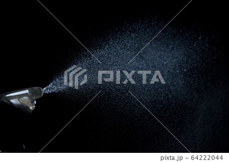 霧吹きから出る細かい水 64222044