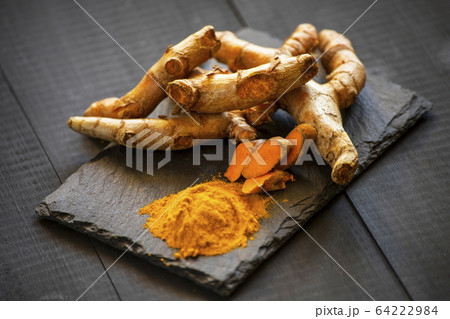 turmeric powder and fresh turmeric root 64222984
