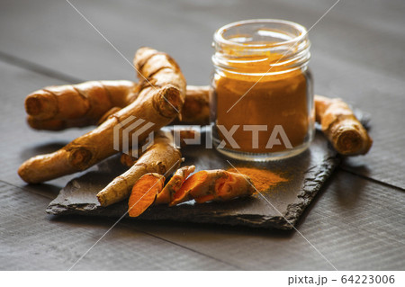 turmeric powder and fresh turmeric root 64223006