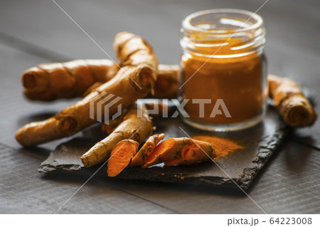 turmeric powder and fresh turmeric root 64223008