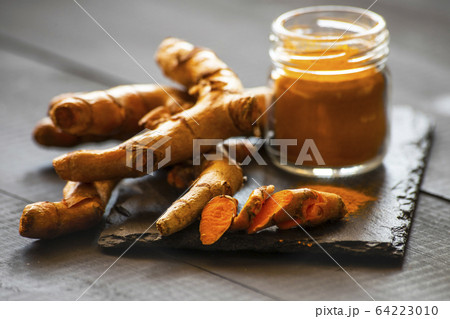 turmeric powder and fresh turmeric root 64223010