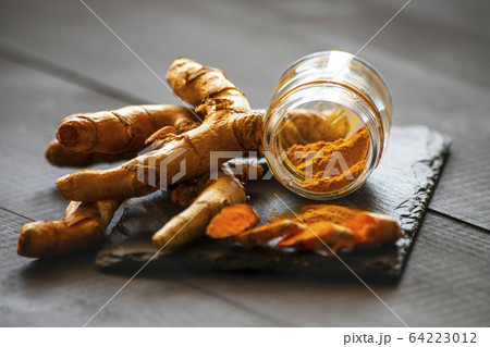 turmeric powder and fresh turmeric root 64223012