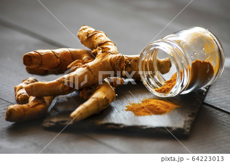 turmeric powder and fresh turmeric root 64223013