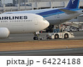 プッシュバック中の飛行機とトーイングカー 64224188