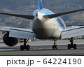 離陸直後の飛行機　後ろ姿 64224190