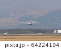 離陸する飛行機　プロペラ機　熊本空港 64224194