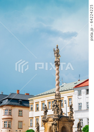 Marian Column and Dolni Namesti old town square in Olomouc, Czech Republic 64224225
