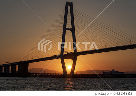 夕日に照らされる名港トリトン 64224332