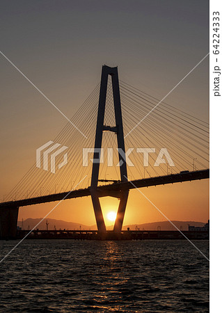 夕日に照らされる名港トリトン 夕日に照らされる名港トリトン 64224333