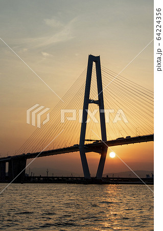 夕日に照らされる名港トリトン 64224356