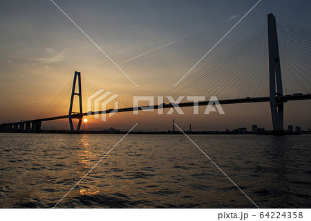 夕日に照らされる名港トリトン 夕日に照らされる名港トリトン 64224358