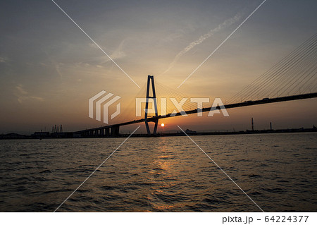 夕日に照らされる名港トリトン 64224377
