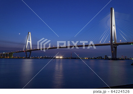 夕日に照らされる名港トリトン 夕日に照らされる名港トリトン 64224526
