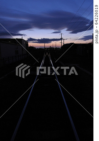 夕暮れの線路 夕暮れの線路 64226019