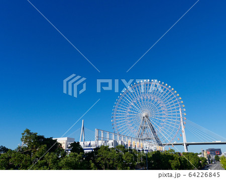 大阪築港 天保山大観覧車と天保山大橋の写真素材