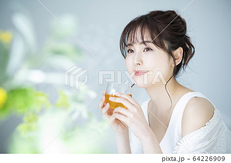 女性　マグカップ　飲み物　ティータイム 64226909