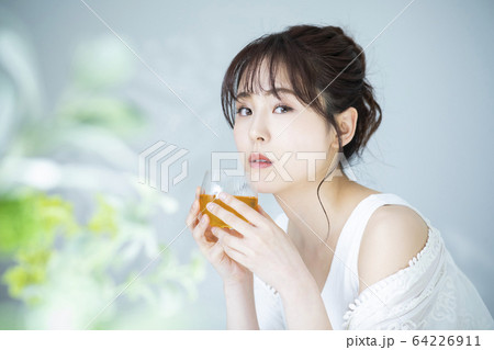 女性　マグカップ　飲み物　ティータイム 64226911