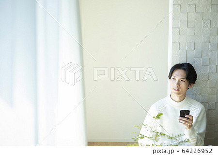 男性　ニット　スマホ　スマートフォン 64226952