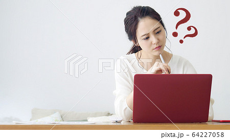 疑問を持つ女性 64227058