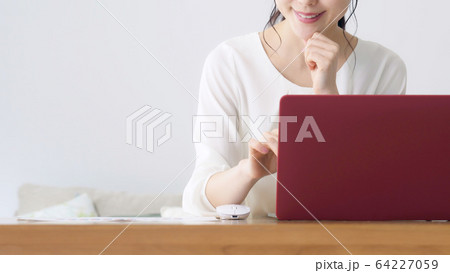 オフィスの女性 64227059