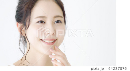 笑顔の女性 笑顔の女性 64227076