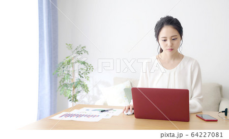 オフィスの女性 64227081