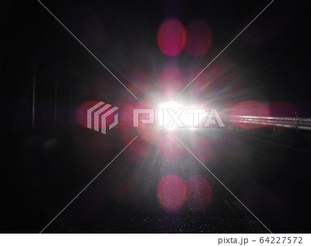 対向車のヘッドライト 対向車のヘッドライト 64227572