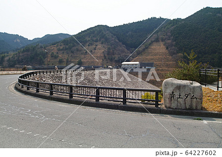 滋賀県/ 青土ダム(世界でも類を見ない非常に珍しい洪水吐構造を持つダム) 滋賀県/ 青土ダム(世界でも類を見ない非常に珍しい洪水吐構造を持つダム) 64227602