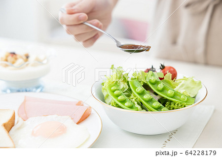 朝食　手元 64228179