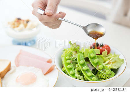 朝食　手元 64228184