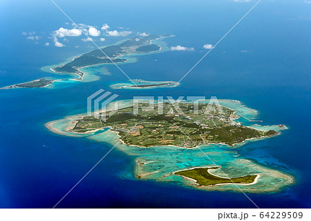 沖縄県 伊是名島 空撮 夏 昼間 横 沖縄県 伊是名島 空撮 夏 昼間 横 64229509