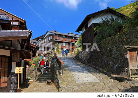 【岐阜県】晴天下の馬籠宿 64230928