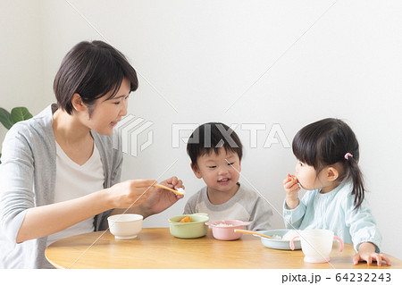 子供　食事 64232243
