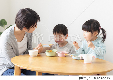 子供　食事 64232245