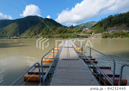 東京都　初秋　奥多摩湖 64232440