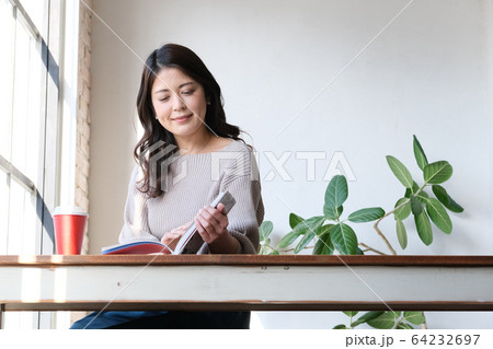 窓辺で本を読む女性 64232697