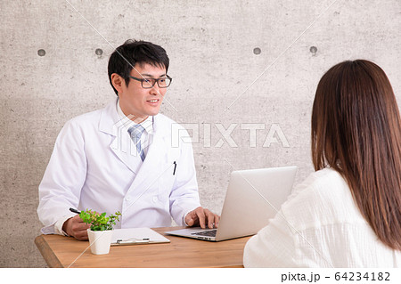 白衣を着た男性 64234182