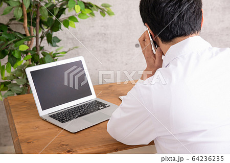 白衣を着た男性 64236235