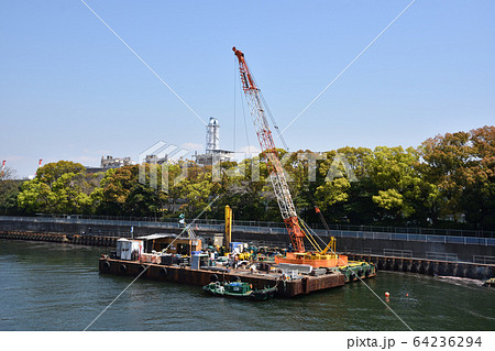 京浜運河の防潮堤整備工事 64236294
