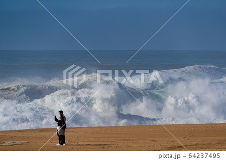 ポルトガル　ナザレ海岸の大波、Big wave Nazare Portugal 64237495