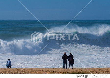 ポルトガル　ナザレ海岸の大波、Big wave Nazare Portugalポルトガル　ナザレ海岸 64237508