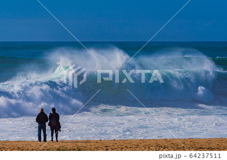 ポルトガル ナザレ海岸の大波、Big wave Nazare Portugal ポルトガル ナザレ海岸の大波、Big wave Nazare Portugal 64237511