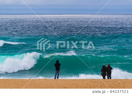 ポルトガル　ナザレ海岸の大波、Big wave Nazare Portugal 64237521