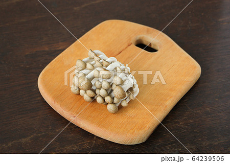 カットボードの上のしめじ 64239506