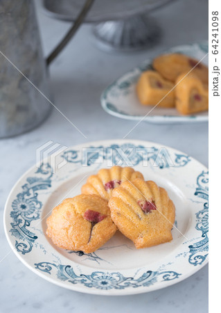 米粉を使ったマドレーヌ 64241098