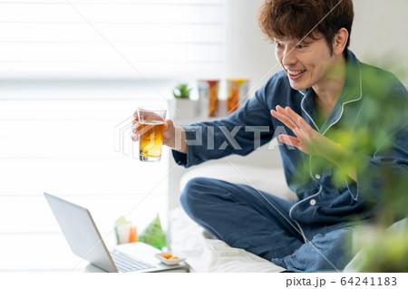 リモート　ネット　飲み会　自宅　宅飲み　男性 64241183
