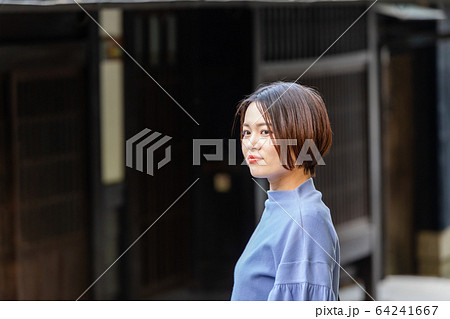 京都の町屋民家を観光する女性 京都の町屋民家を観光する女性 64241667