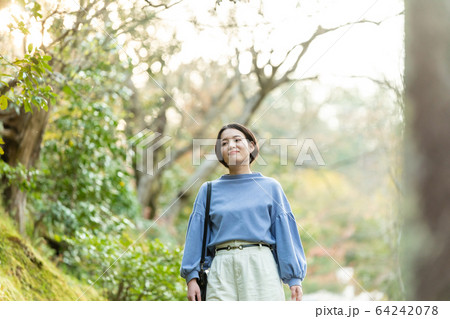 京都寺社仏閣を観光する女性 京都寺社仏閣を観光する女性 64242078