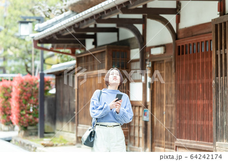 京都の町屋民家を観光する女性 64242174