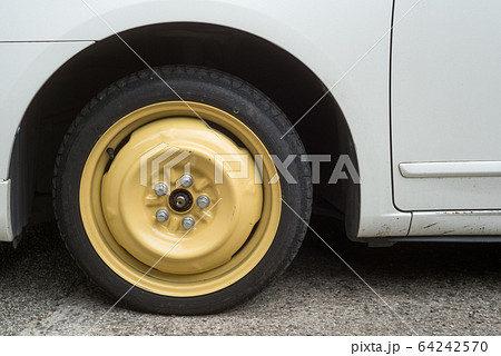応急タイヤを取り付けた車 応急タイヤを取り付けた車 64242570